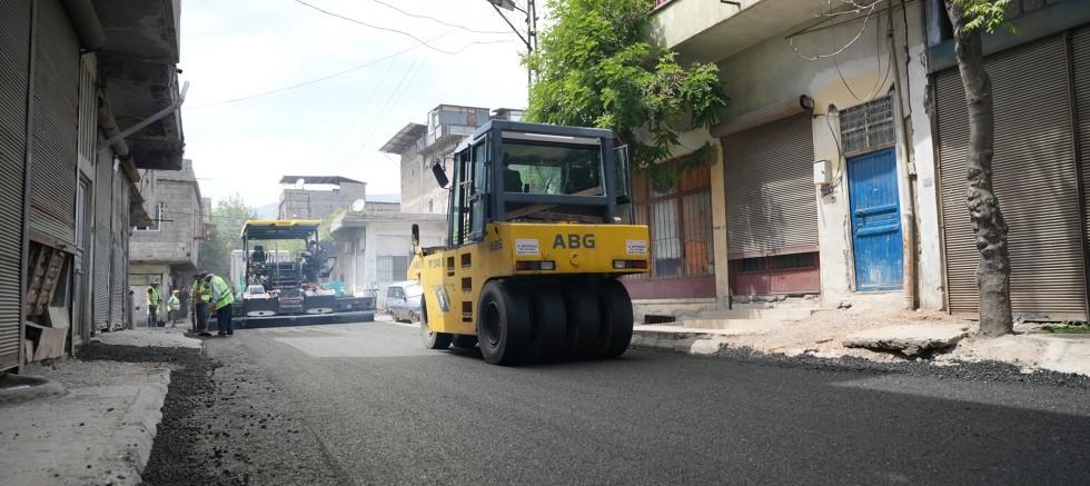 KAHRAMANMARAŞ BÜYÜKŞEHİR’DEN, DULKADİROĞLU MENDERES MAHALLESİ’NDE KESİNTİSİZ ASFALT MESAİSİ