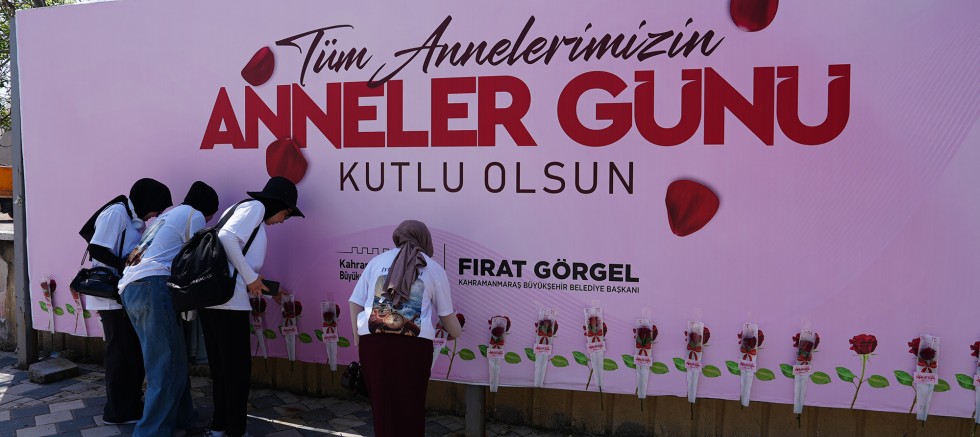KAHRAMANMARAŞ BÜYÜKŞEHİR’DEN DUYGU DOLU JEST; AÇIK HAVA PANOLARI SEVGİYLE DOLDU