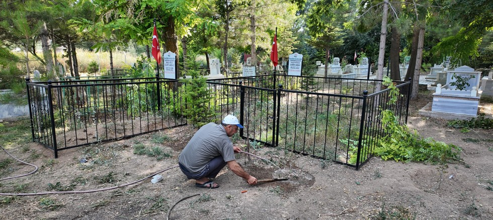 KAHRAMANMARAŞ BÜYÜKŞEHİR’DEN ELBİSTAN’DAKİ MEZARLIKLARA TİTİZ BAKIM