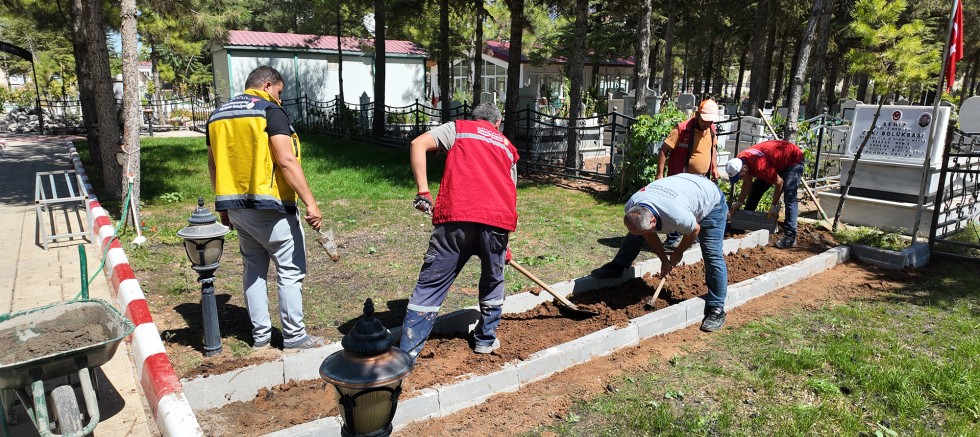KAHRAMANMARAŞ BÜYÜKŞEHİR’DEN ELBİSTAN HOCAZADE VE GARİPLİK MEZARLIKLARINDA BAKIM MESAİSİ