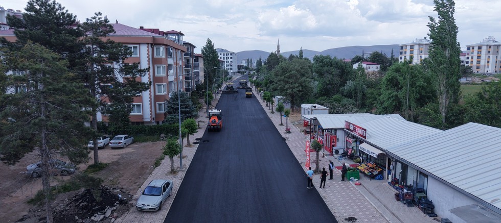 KAHRAMANMARAŞ BÜYÜKŞEHİR’DEN ELBİSTAN PINARBAŞI CADDESİ’NDE KESİNTİSİZ ASFALT MESAİSİ