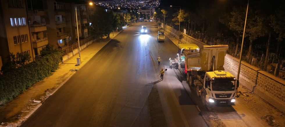 KAHRAMANMARAŞ BÜYÜKŞEHİR’DEN GİRNE CADDESİ’NDE GECE ASFALT MESAİSİ