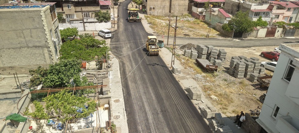 KAHRAMANMARAŞ BÜYÜKŞEHİR’DEN HAYDARBEY CADDESİ’NDE ASFALT MESAİSİ