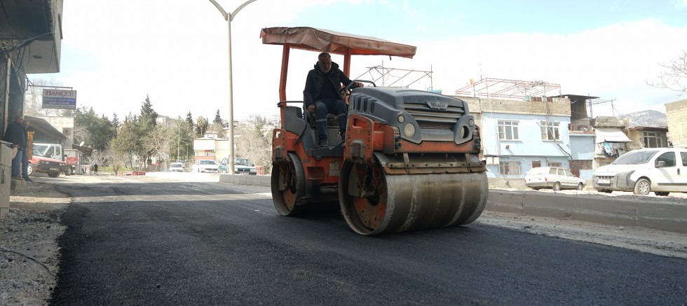 KAHRAMANMARAŞ BÜYÜKŞEHİR’DEN KUDDUSİ BABA VE TRABZON BULVARLARINDA ASFALT ÇALIŞMASI