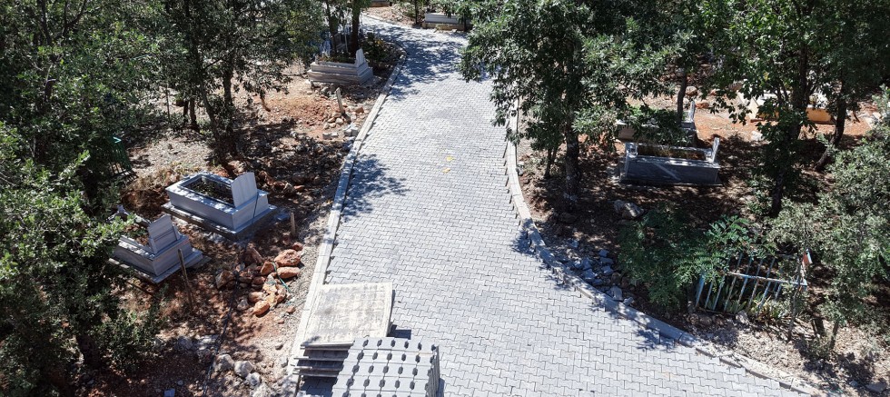 KAHRAMANMARAŞ BÜYÜKŞEHİR’DEN NURHAK’TA MEZARLIK DÜZENLEMESİ