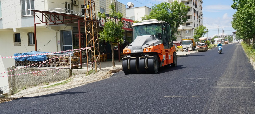 KAHRAMANMARAŞ BÜYÜKŞEHİR, DULKADİROĞLU’NDA ŞEYH ŞAMİL VE VEZİR HOCA BULVARLARINI SICAK ASFALTLA BULUŞTURUYOR