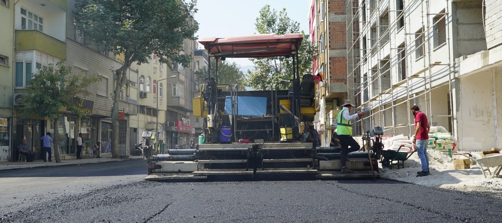 KAHRAMANMARAŞ BÜYÜKŞEHİR, DULKADİROĞLU’NDA SOKAK SOKAK ASFALT MESAİSİNİ SÜRDÜRÜYOR
