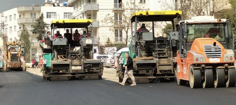 KAHRAMANMARAŞ BÜYÜKŞEHİR, DULKADİROĞLU YENİŞEHİR MAHALLESİ’NDE ASFALT SEFERBERLİĞİNİ SÜRDÜRÜYOR