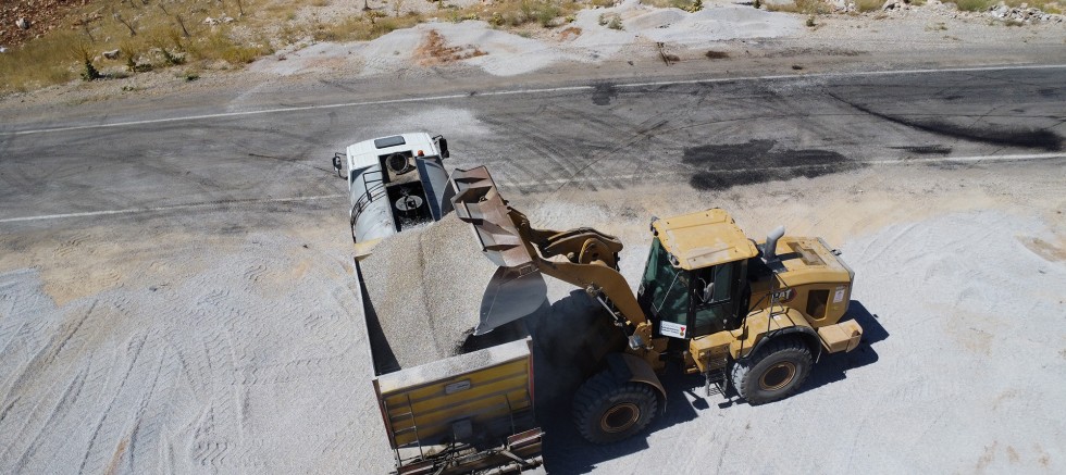 KAHRAMANMARAŞ BÜYÜKŞEHİR, ELBİSTAN KIRSALINDA 10 MAHALLENİN KULLANDIĞI GRUP YOLUNU YENİLİYOR