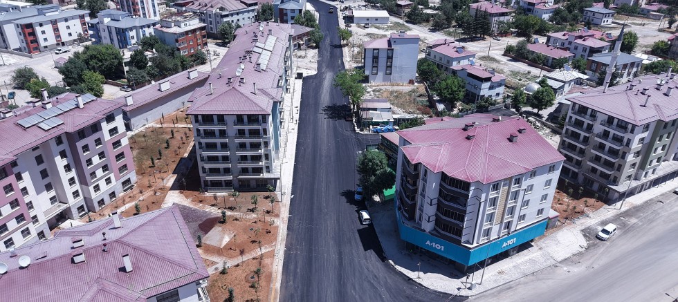 KAHRAMANMARAŞ BÜYÜKŞEHİR, ELBİSTAN KÜMBET CADDESİ’Nİ YENİ GÖRÜNÜMÜNE KAVUŞTURUYOR