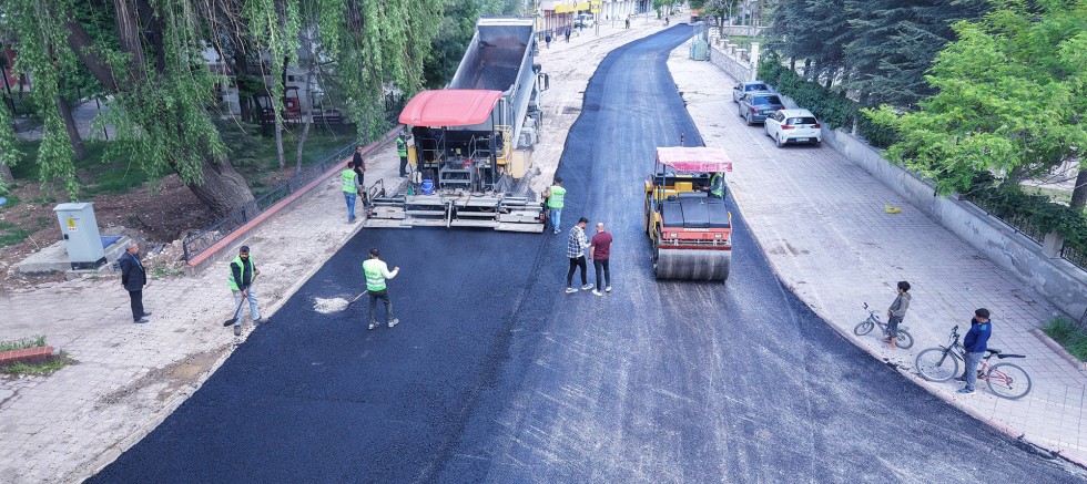 KAHRAMANMARAŞ BÜYÜKŞEHİR, ELBİSTAN PINARBAŞI CADDESİ’NDE ASFALT SERİMİNE BAŞLADI