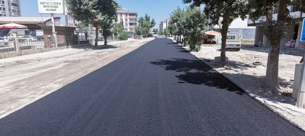 KAHRAMANMARAŞ BÜYÜKŞEHİR, ELBİSTAN SÖĞÜTLÜ CADDESİ’Nİ MODERN GÖRÜNÜMÜNE KAVUŞTURUYOR