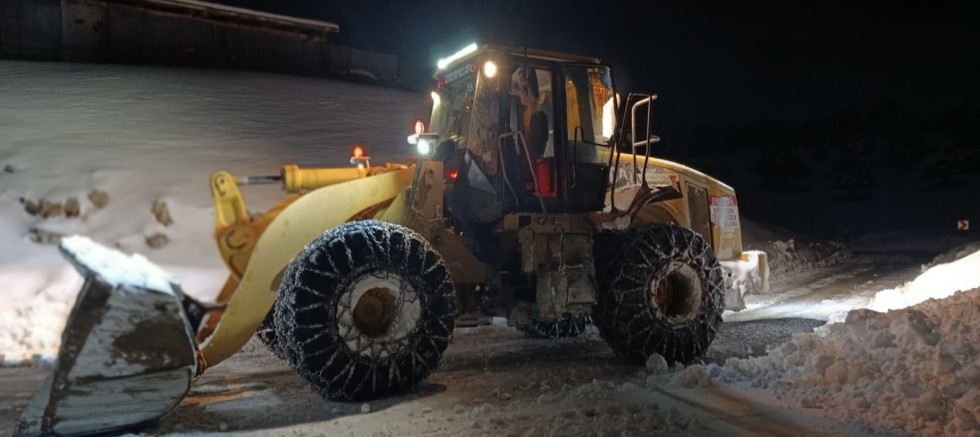 KAHRAMANMARAŞ BÜYÜKŞEHİR, GÖKSUN KIRSALINDA KAR MESAİSİNİ SÜRDÜRÜYOR