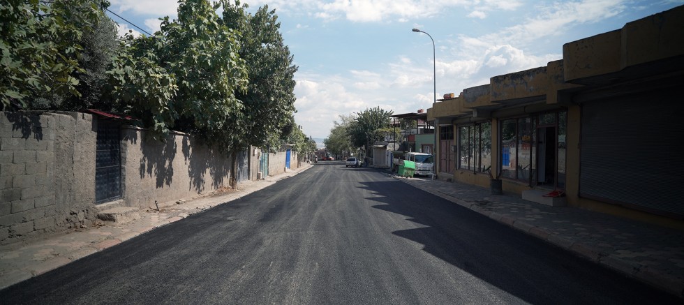 KAHRAMANMARAŞ BÜYÜKŞEHİR’İN ASFALT MESAİSİ SOKAK SOKAK, CADDE CADDE DEVAM EDİYOR