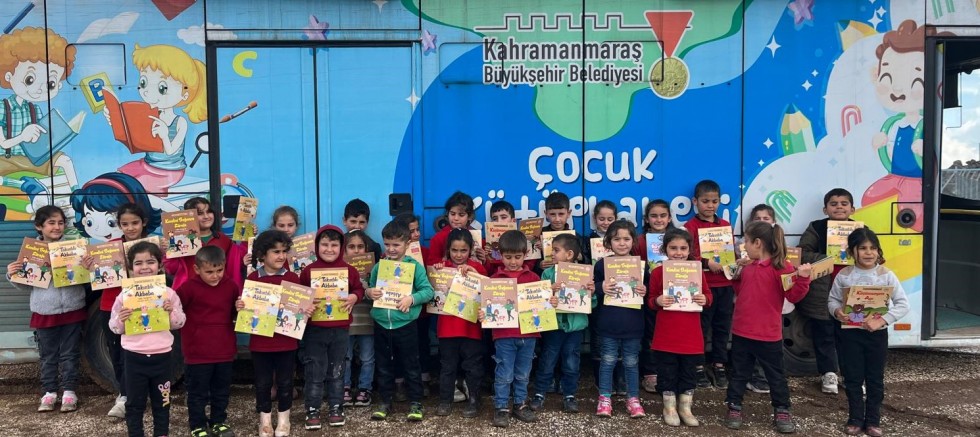 KAHRAMANMARAŞ BÜYÜKŞEHİR’İN MOBİL KÜTÜPHANESİ MART’TA YÜZLERCE ÇOCUĞA ULAŞTI