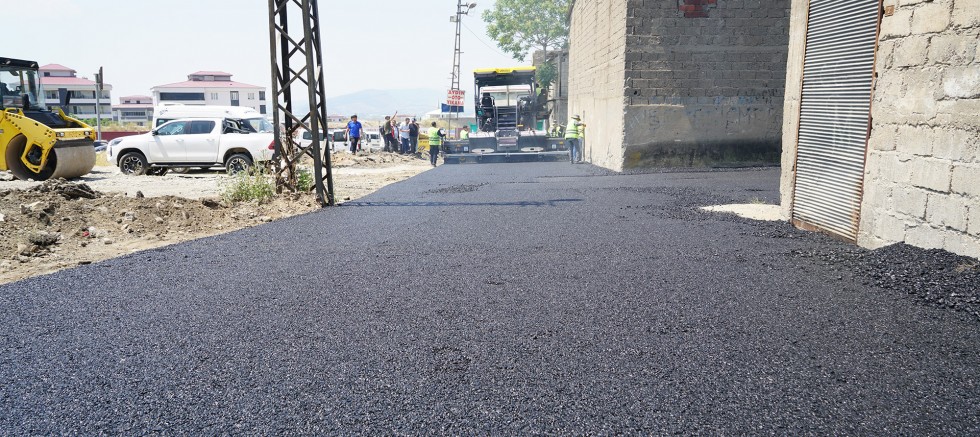KAHRAMANMARAŞ BÜYÜKŞEHİR, MENDERES MAHALLESİ’NDE SICAK ASFALT SERİMİNE BAŞLADI