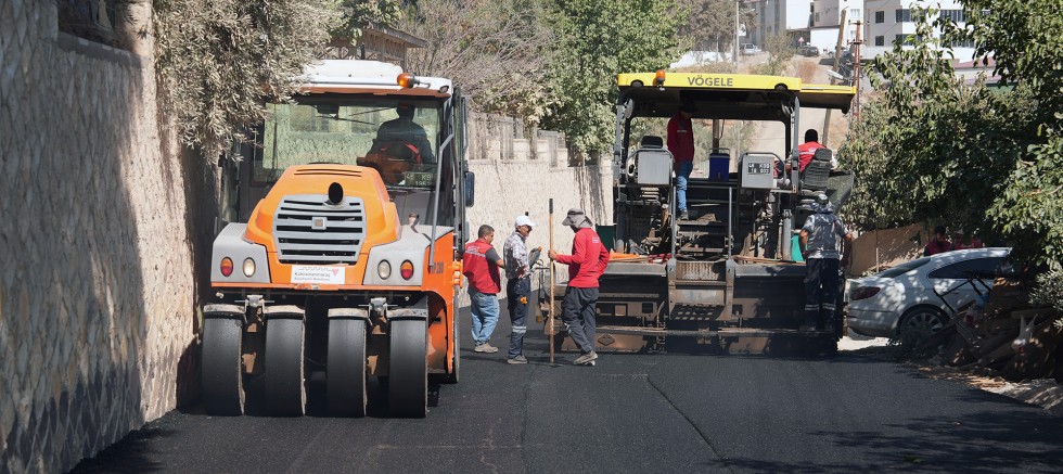 KAHRAMANMARAŞ BÜYÜKŞEHİR, ONİKİŞUBAT KÂTİP ÇELEBİ CADDESİ’Nİ ASFALTLIYOR  