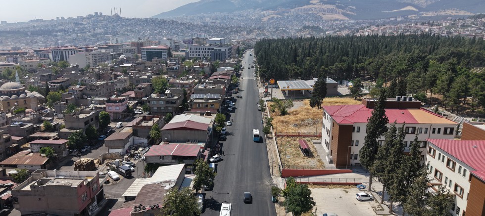 KAHRAMANMARAŞ BÜYÜKŞEHİR, ŞEYH ADİL VE GİRNE CADDELERİNİ SICAK ASFALTLA YENİLEDİ