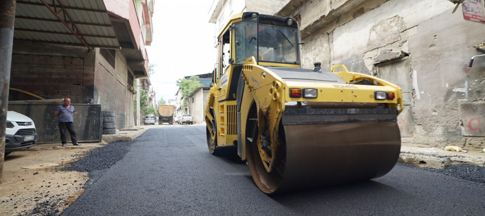 KAHRAMANMARAŞ BÜYÜKŞEHİR, SOKAK SOKAK CADDE CADDE ASFALT ÇALIŞMASINI SÜRDÜRÜYOR