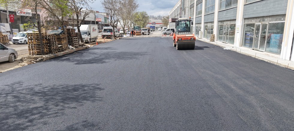 KAHRAMANMARAŞ BÜYÜKŞEHİR, TOPTANCILAR SİTESİNDE ASFALT ÇALIŞMASINI SÜRDÜRÜYOR