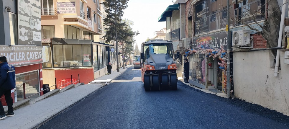 KAHRAMANMARAŞ BÜYÜKŞEHİR, YOL YENİLEMELERİNİ HUMMALI BİR ŞEKİLDE SÜRDÜRÜYOR