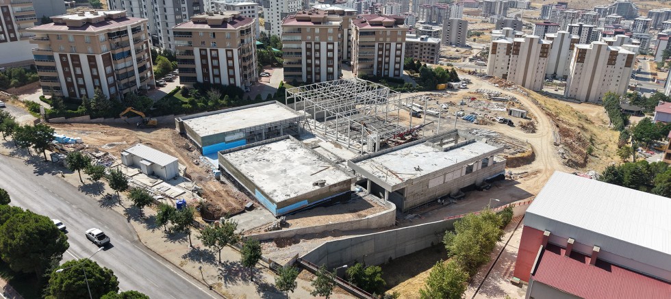 KAHRAMANMARAŞ GENÇLİK VE SPOR MERKEZİ YÜKSELİYOR