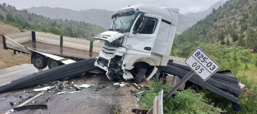 KAHRAMANMARAŞ-GÖKSUN YOLUNDA İKİ TIR ÇARPIŞTI: 1 YARALI