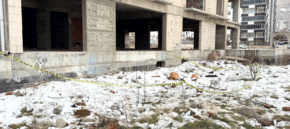 KAHRAMANMARAŞ’TA 18 YAŞINDAKİ GENÇ KIZ İNŞAATTAN ATLAYARAK HAYATINI KAY