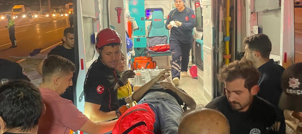 KAHRAMANMARAŞ’TA FECİ KAZA: OTOMOBİL DİREĞE ÇARPTI, 1’İ AĞIR 2 YARALI