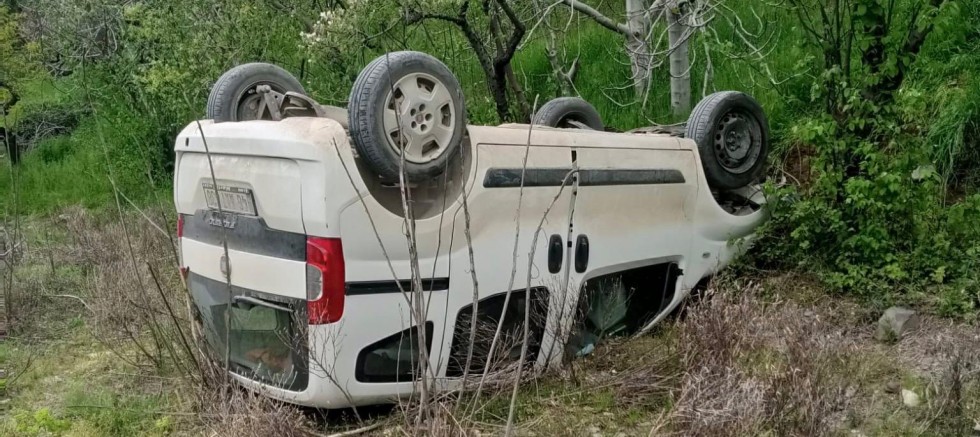 KAHRAMANMARAŞ’TA HAFİF TİCARİ ARAÇ TAKLA ATTI: 1 YARALI