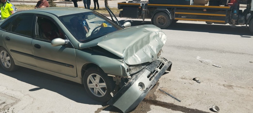 KAHRAMANMARAŞ’TA HALK OTOBÜSÜNE ÇARPAN OTOMOBİL SÜRÜCÜSÜ HAYATINI KAYBETTİ