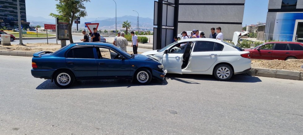 -KAHRAMANMARAŞ’TA İKİ OTOMOBİL ÇARPIŞTI: BİRİ ÇOCUK 3 YARALI