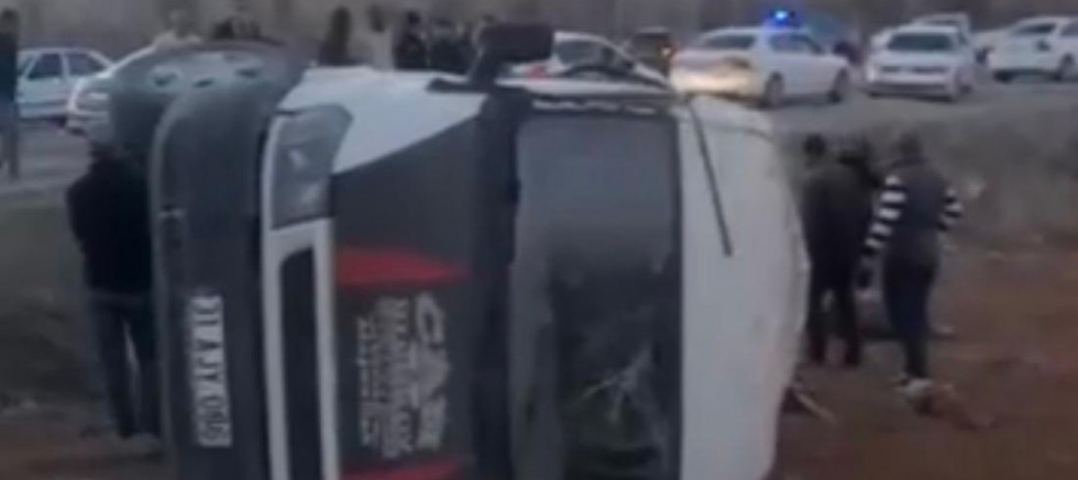 KAHRAMANMARAŞ’TA İŞÇİLERİ TAŞIYAN MİNİBÜS DEVRİLDİ: 2 ÖLÜ, 7 YARALI