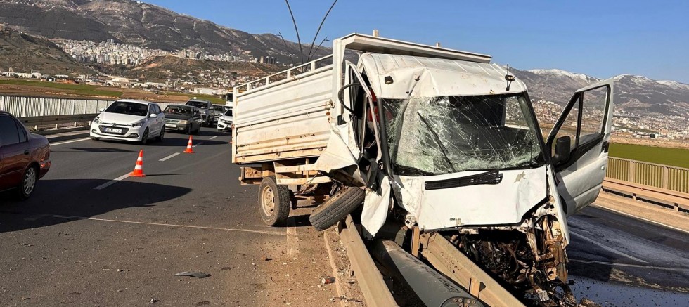 KAHRAMANMARAŞ’TA KAMYONET BARİYERE OK GİBİ SAPLANDI