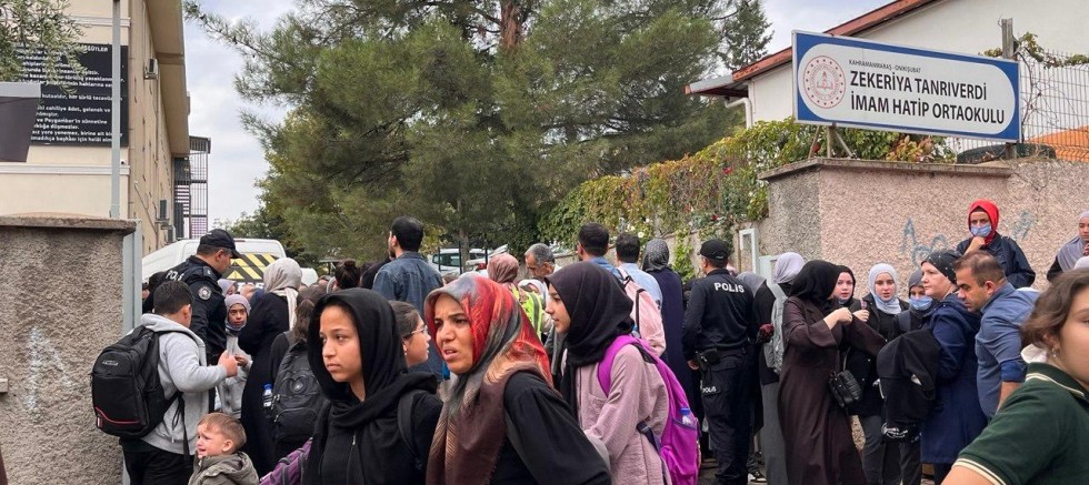 KAHRAMANMARAŞ’TA OKULDA KOKU PANİĞİ: 20 ÖĞRENCİ HASTANEYE KALDIRILDI