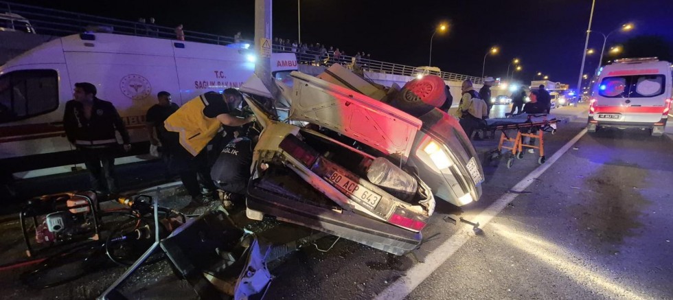 KAHRAMANMARAŞ’TA OTOMOBİL AYDINLA DİREĞİNE ÇARPTI: 3 YARALI