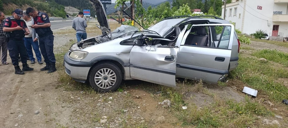 KAHRAMANMARAŞ’TA OTOMOBİL ELEKTRİK DİREĞİNE ÇARPTI: 1 YARALI