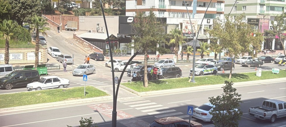 KAHRAMANMARAŞ’TA OTOMOBİL İLE MOTOSİKLET ÇARPIŞTI: 2 YARALI