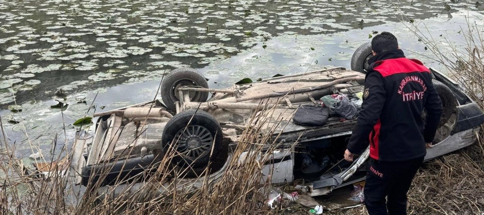 KAHRAMANMARAŞ’TA OTOMOBİL SU BİRİKİNTİSİNE DÜŞTÜ: