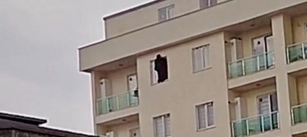 KAHRAMANMARAŞ’TA PENCEREDEKİ KADIN İÇİN EKİPLER HAREKETE GEÇTİ