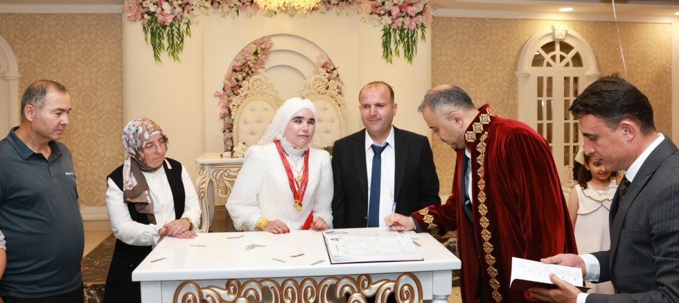 KAHRAMANMARAŞ’TA SEVGİ ENGEL TANIMADI: DOĞUŞTAN GÖRME ENGELLİ İKİ ÖĞRETMEN HAYATLARINI BİRLEŞTİRDİ