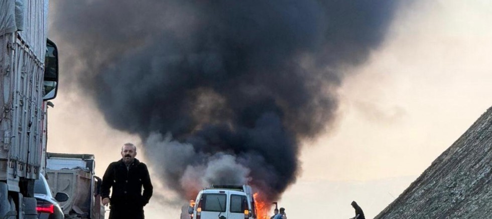 KAHRAMANMARAŞ’TA SEYİR HALİNDEKİ MİNİBÜS ALEV TOPUNA DÖNDÜ