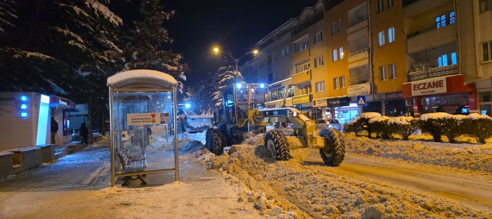 KAHRAMANMARAŞ’TA SON YILLARIN EN SERT KIŞI YAŞANIYOR; BÜYÜKŞEHİR TÜM İMKANLARIYLA SAHADA
