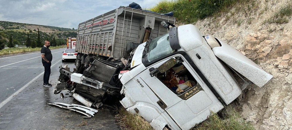 KAHRAMANMARAŞ’TA TIR KAZASI: SÜRÜCÜ YARALI