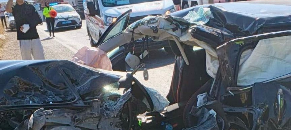 KAHRAMANMARAŞ’TA YOLCU OTOBÜSÜ İLE OTOMOBİL ÇARPIŞTI: 2’Sİ AĞIR 4 YARALI