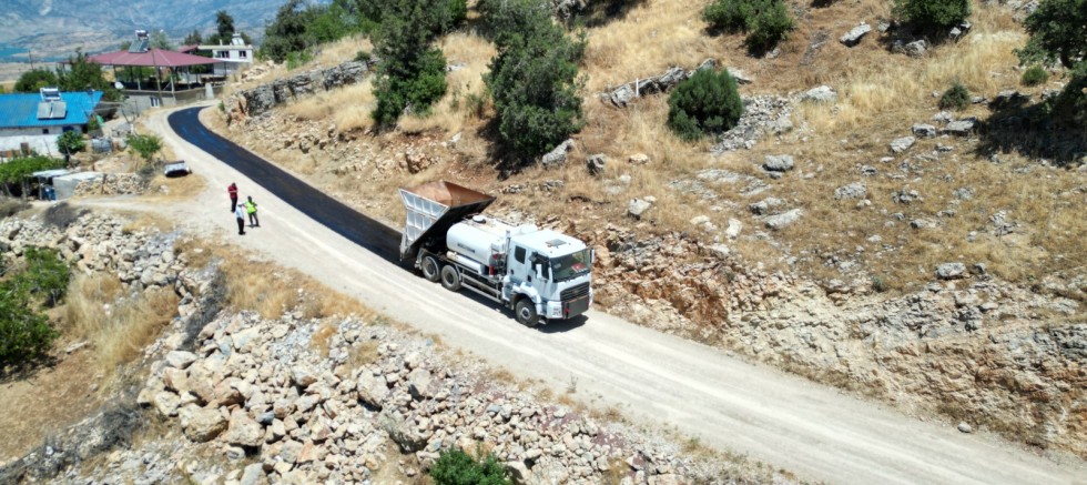 KARAGÖL-ÇOBANLI BAĞLANTI YOLUNDA SATHİ KAPLAMA ÇALIŞMALARI BAŞLADI