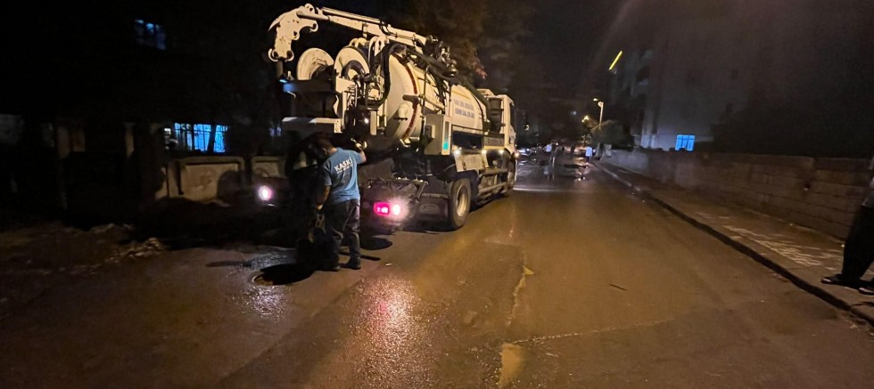 KASKİ  EKİPLERİ YAĞIŞ SONRASI GECE GÜNDÜZ SAHADA