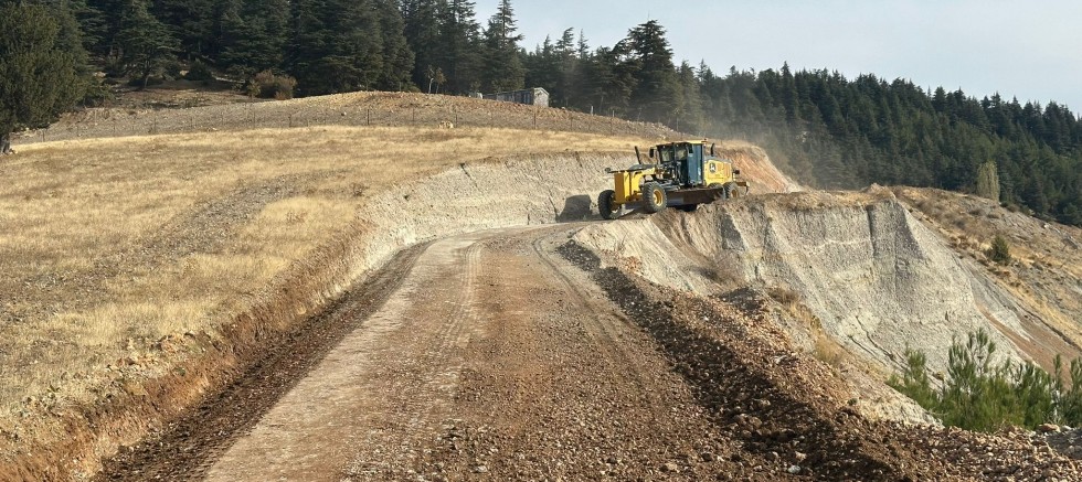 KAZANLIPINAR’DA SATHİ KAPLAMA ÖNCESİ ZEMİN İYİLEŞTİRME ÇALIŞMALARI SÜRÜYOR