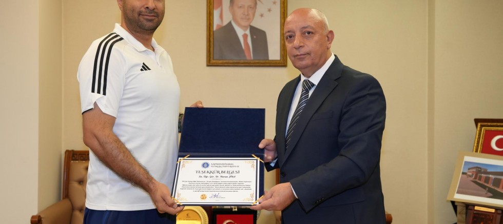KİÜ’YE MİLLİ GURUR: ÖĞR. GÖR. HARUN JİRA’NIN GÖREV ALDIĞI U16 ÇİM HOKEYİ MİLLİ TAKIMI AVRUPA ŞAMPİYONU OLDU!