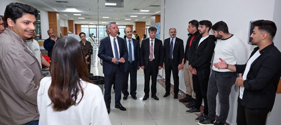 KSÜ REKTÖRÜ PROF. DR. İBRAHİM TANER OKUMUŞ ÖĞRENCİLERLE YEMEKTE BULUŞTU